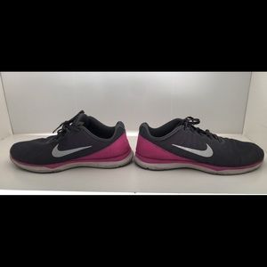 NIKE Women's Sneaker Sport Athletic Shoe In-Season TR Trainer Size 9 Grey Pink